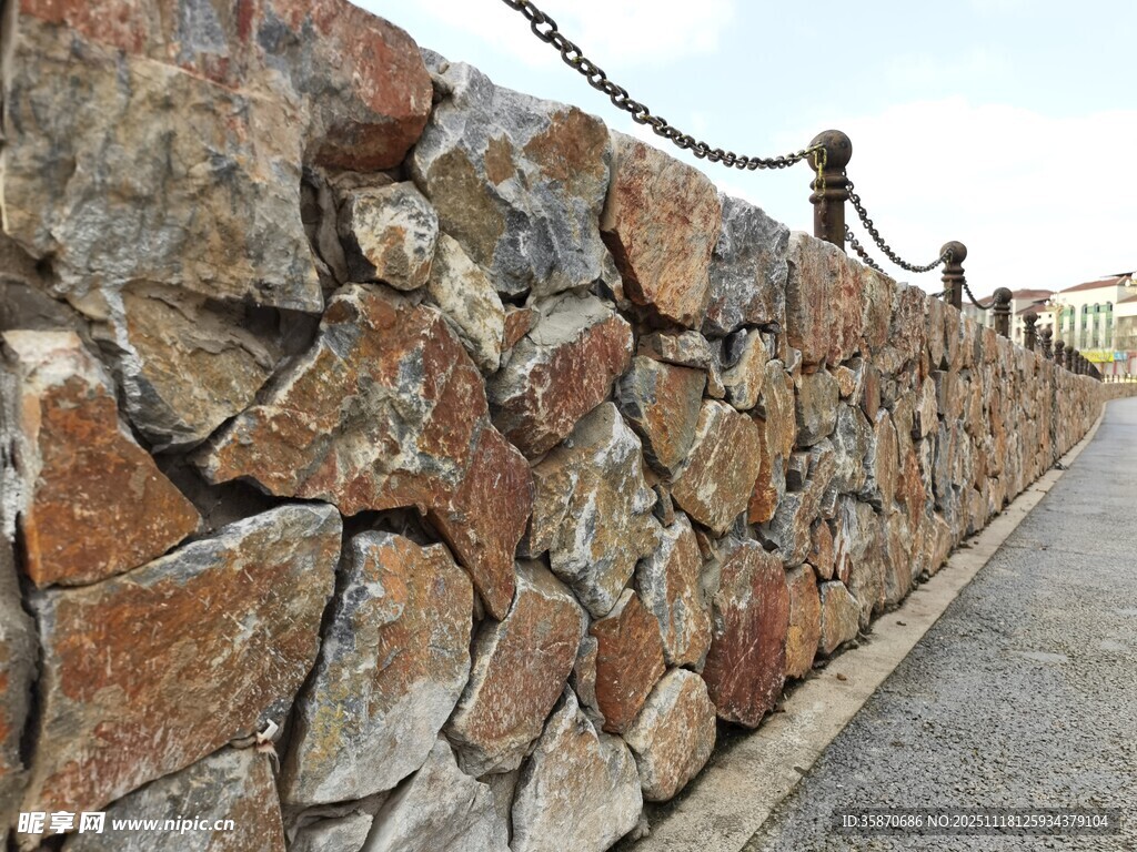 石砌围墙与铁链景观