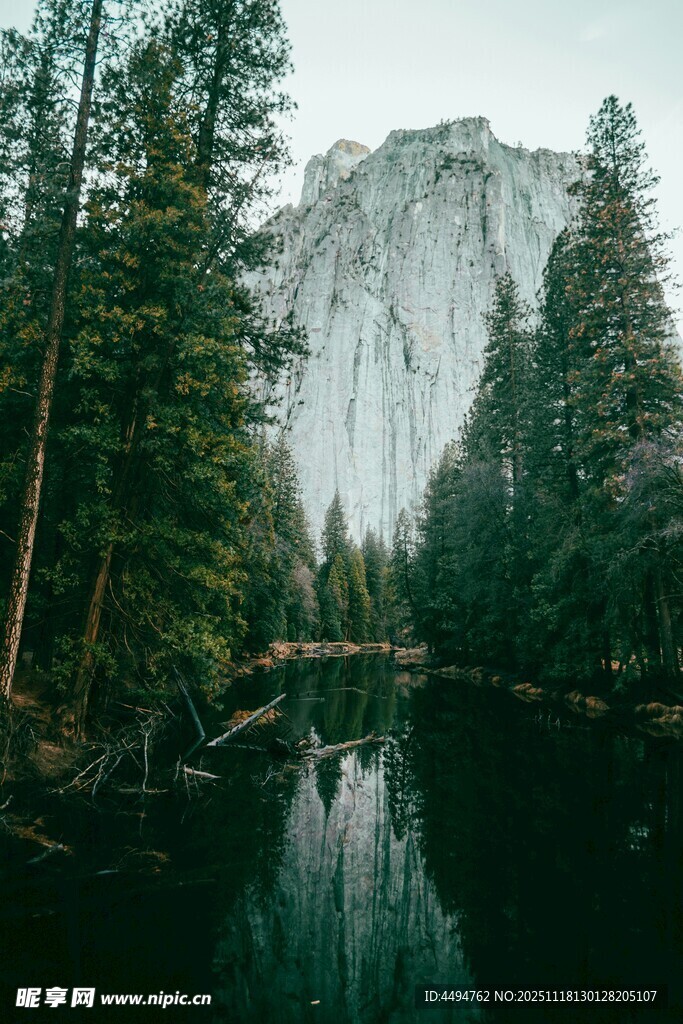 山林间的静谧湖水与巨峰