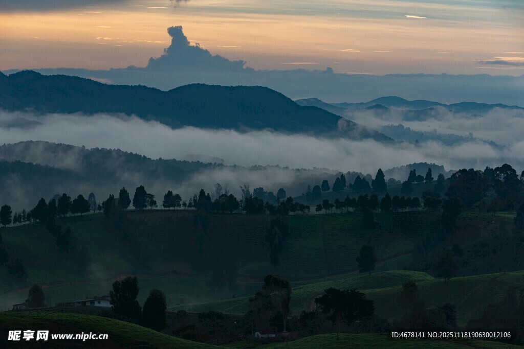 山间晨雾中的壮丽自然景观
