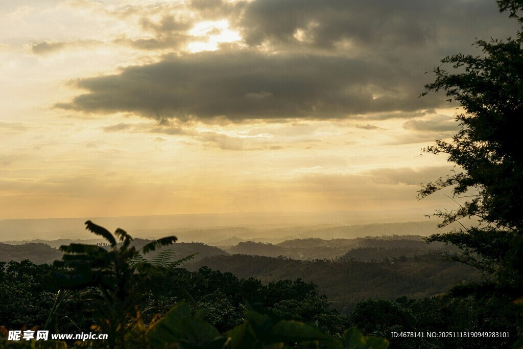 黄昏山林间的光影美景