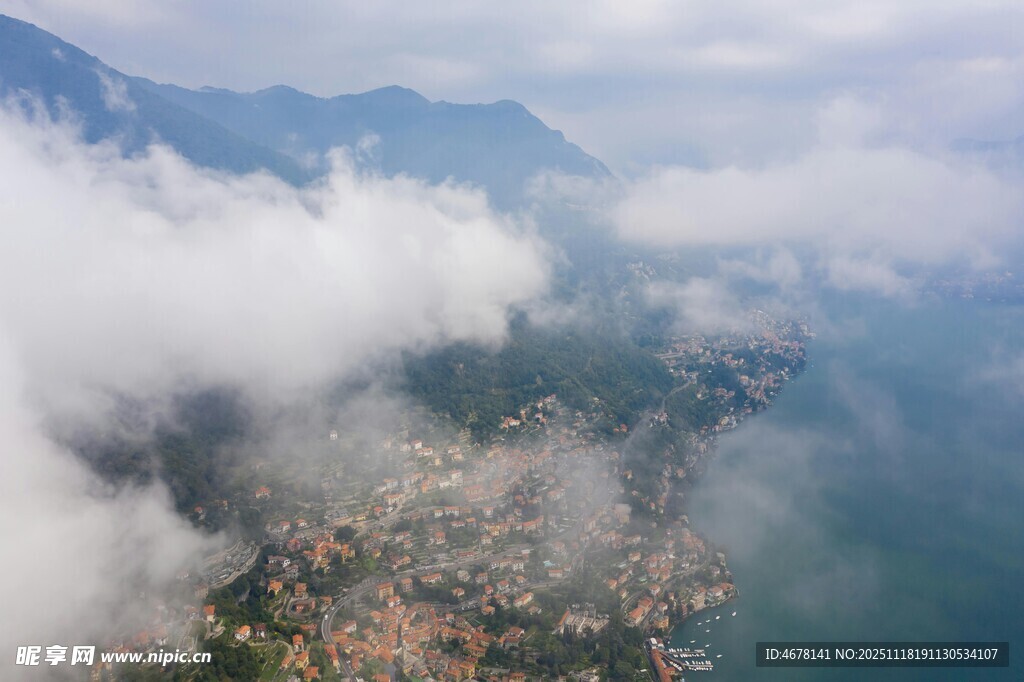 云雾缭绕的山水城镇风光