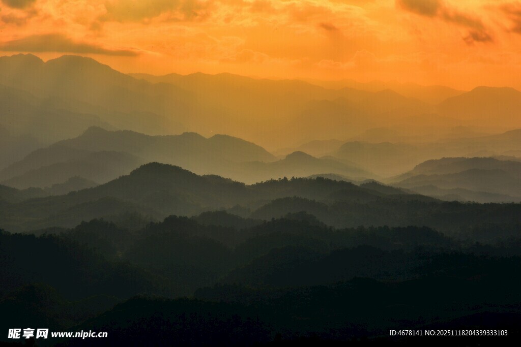 壮丽山峦间的绝美日落