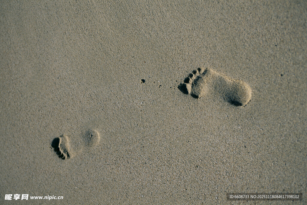 沙滩上的两串脚印