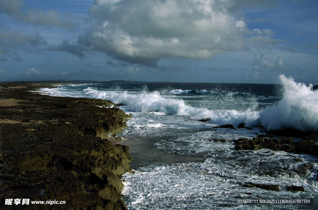 海浪拍打岸边礁石景象