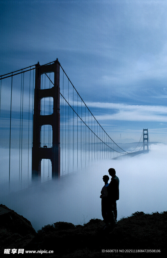 雾中观金门大桥的身影