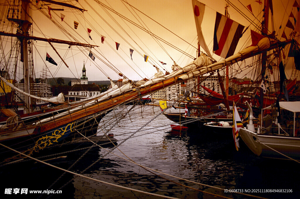 港口停泊的多彩船只