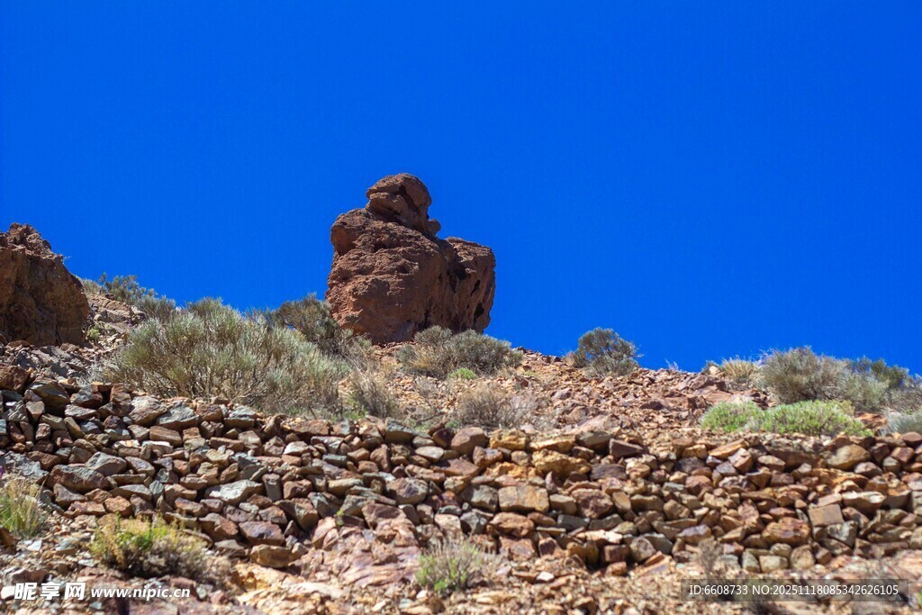荒野中的奇特岩石景观