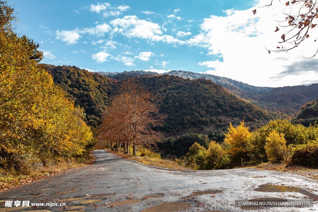 秋日山间公路美景