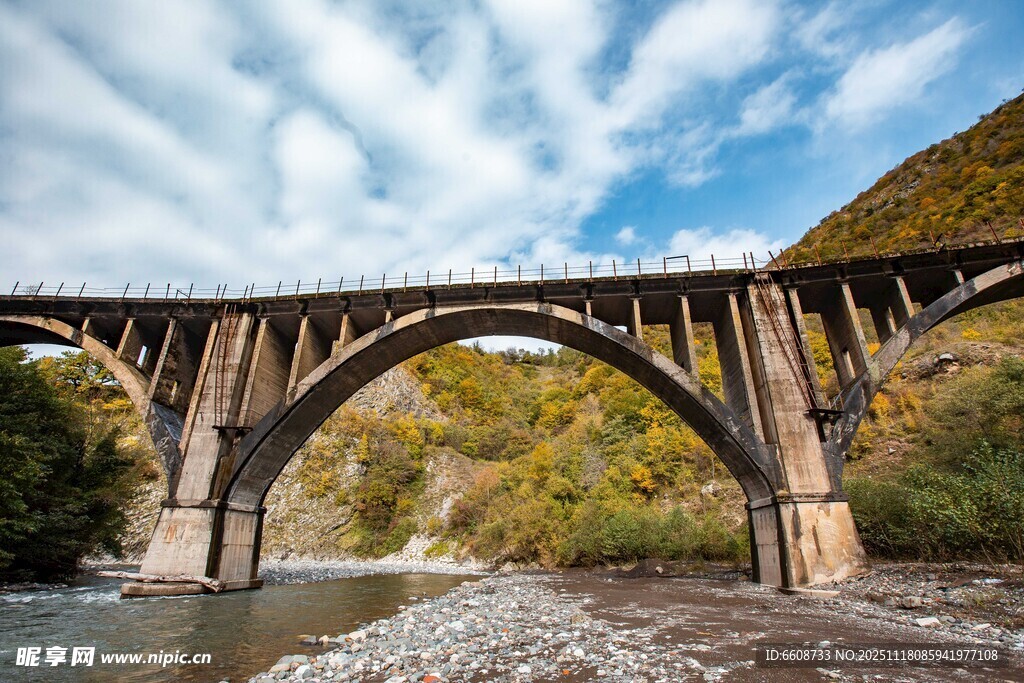 壮丽河谷上的拱形桥梁