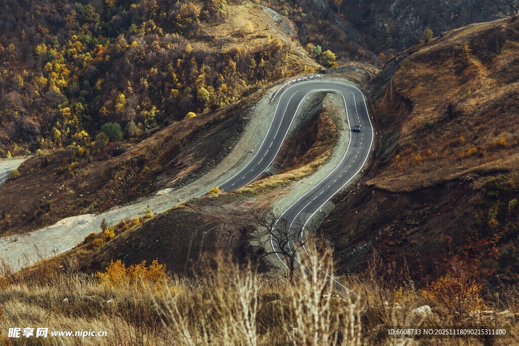 蜿蜒山间公路秋景