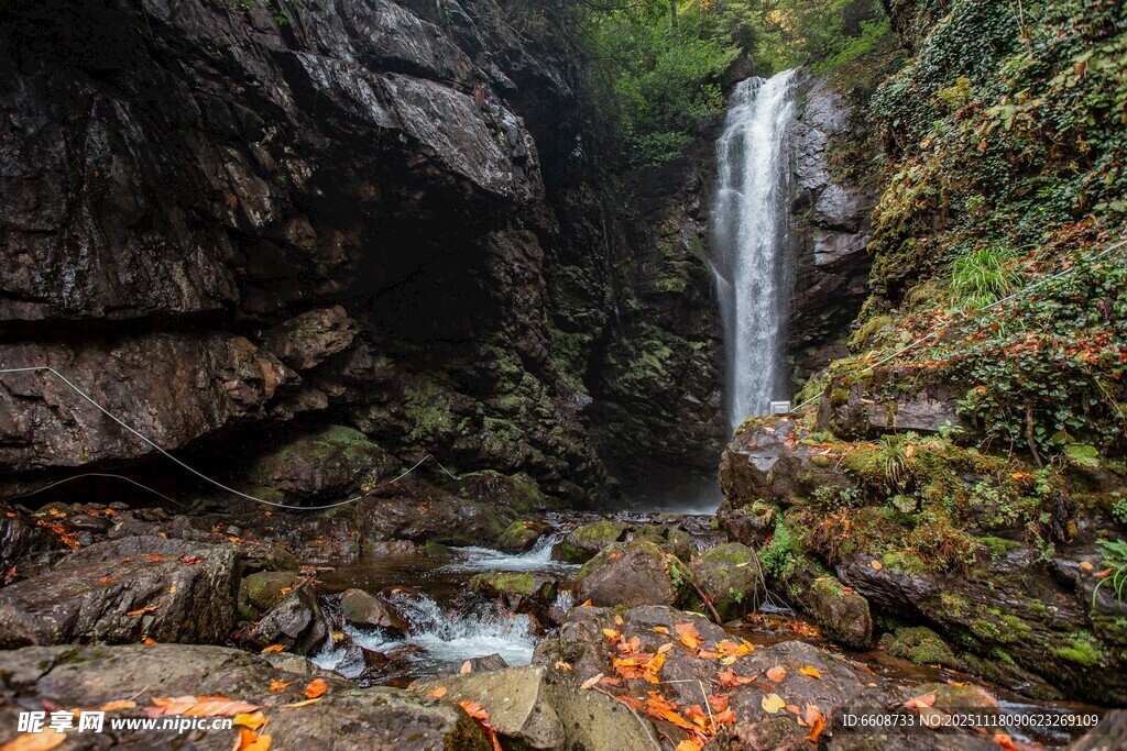 山间瀑布下的多彩秋景