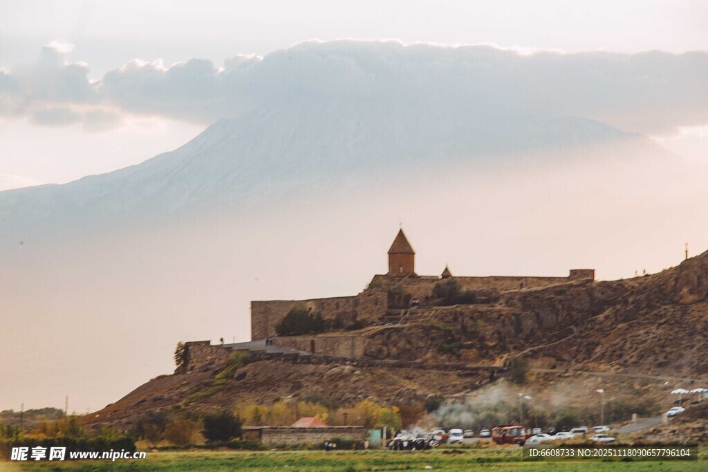 山丘上的古老建筑景观