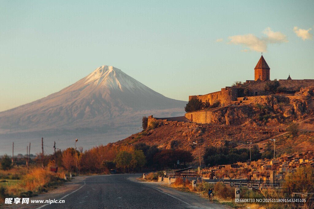 亚美尼亚壮美山景与古老建筑