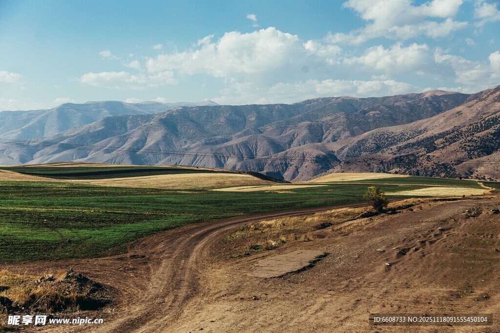 广袤山野间的壮丽风光