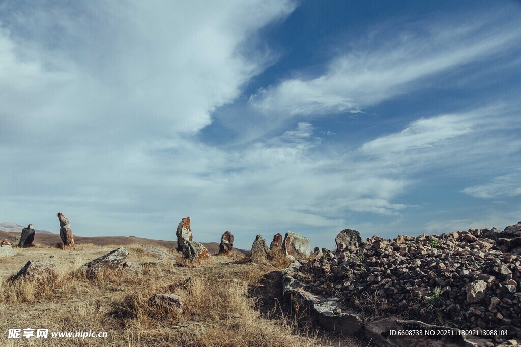 草原上的古老石堆景观