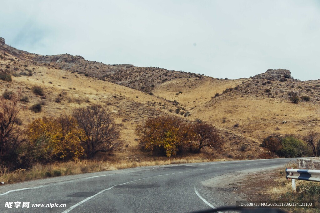 蜿蜒公路穿行于秋日山丘