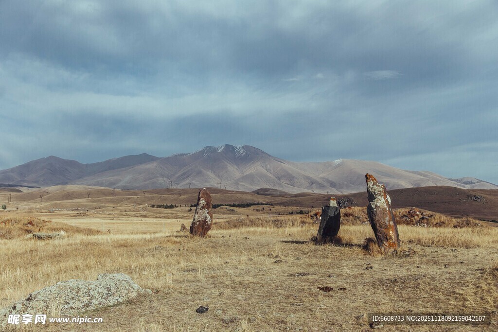 荒漠徒步者探索未知之旅