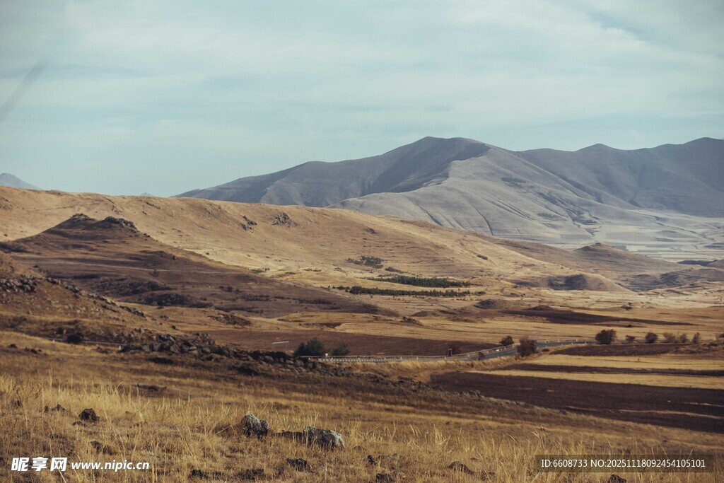 广袤荒凉山地景观