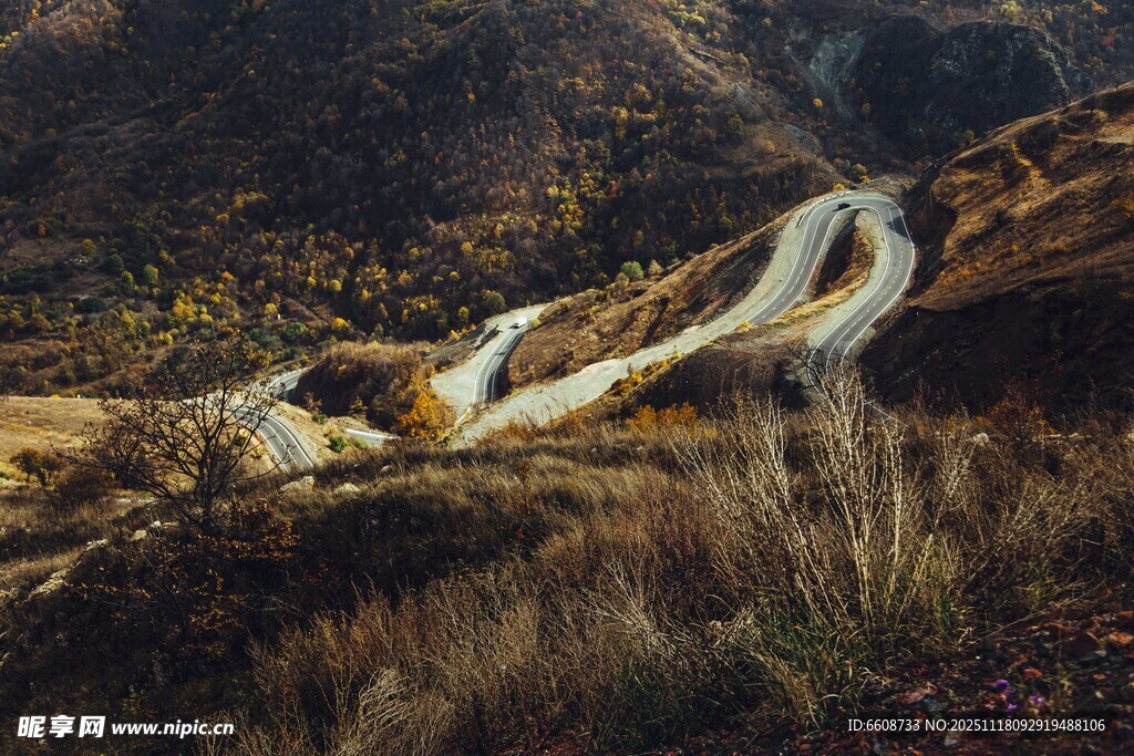 山间蜿蜒公路风景