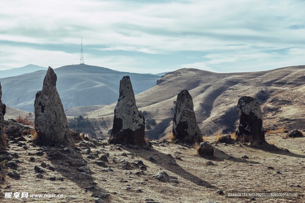荒凉山地中的奇特石柱景观