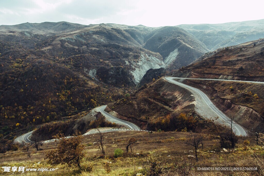 山间蜿蜒公路风景如画