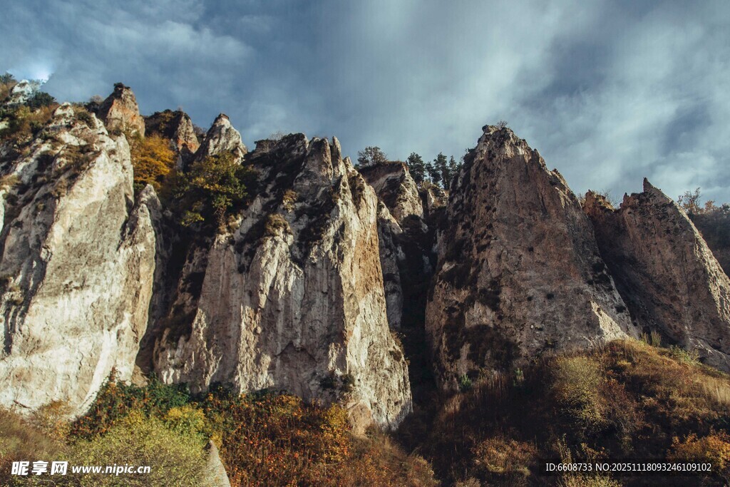 壮丽嶙峋山峰秋日景致