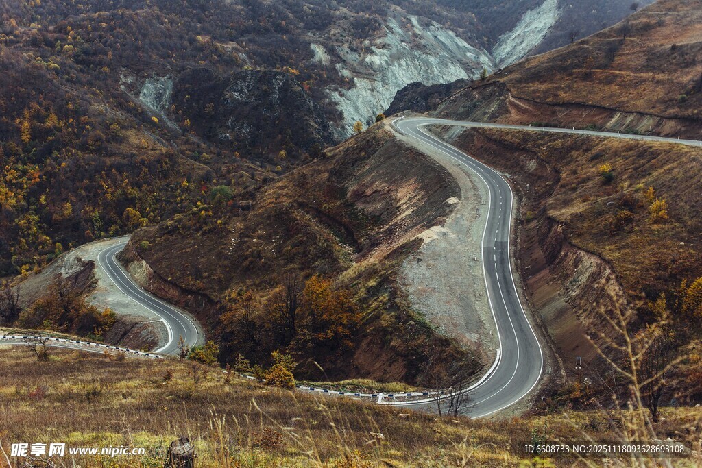 蜿蜒山间公路美景