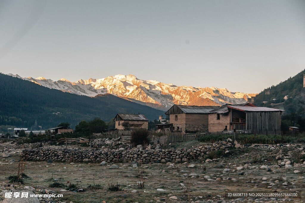 山间村落远处雪山美景