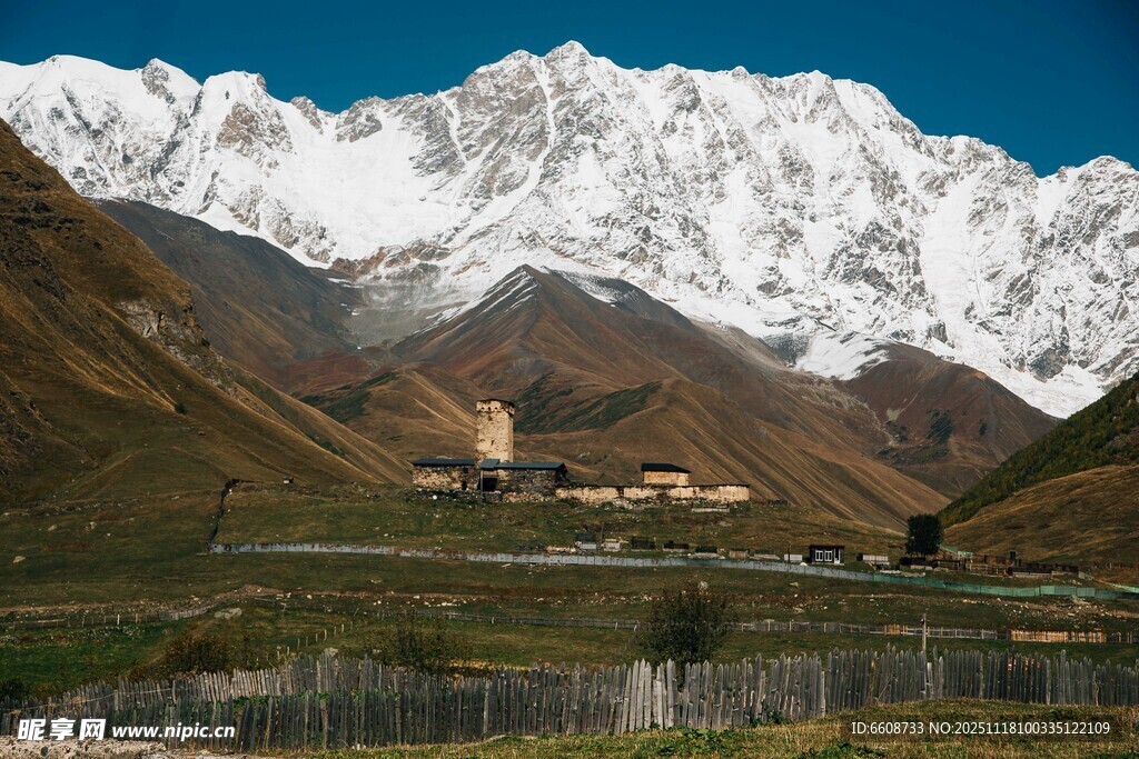 雪山下的山谷风光