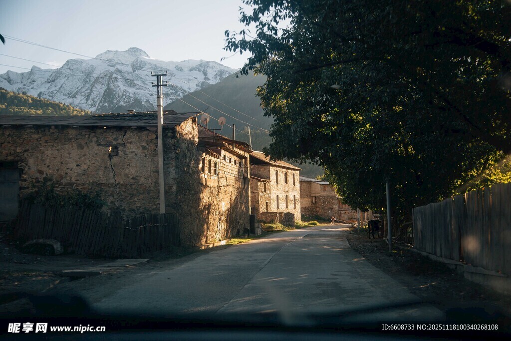 乡村小道旁的古朴建筑
