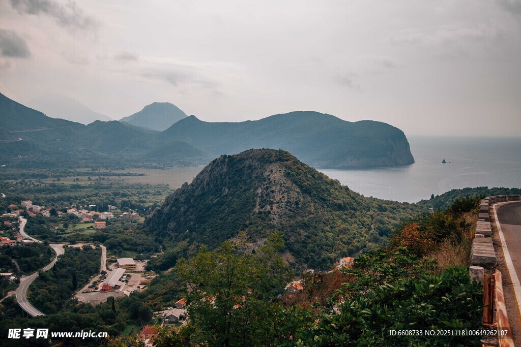 山景俯瞰城镇隐于山峦间