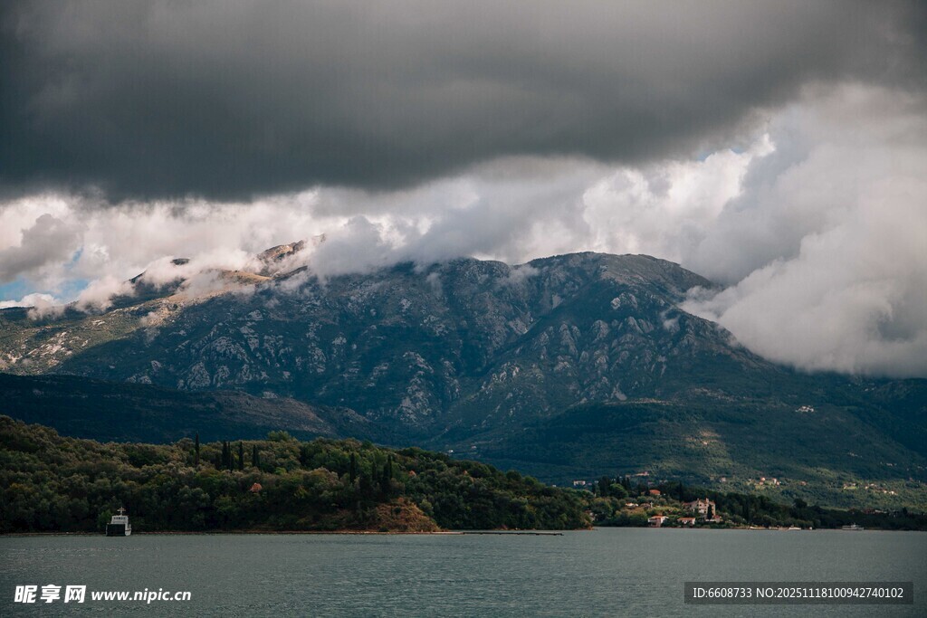 云雾缭绕的山水美景