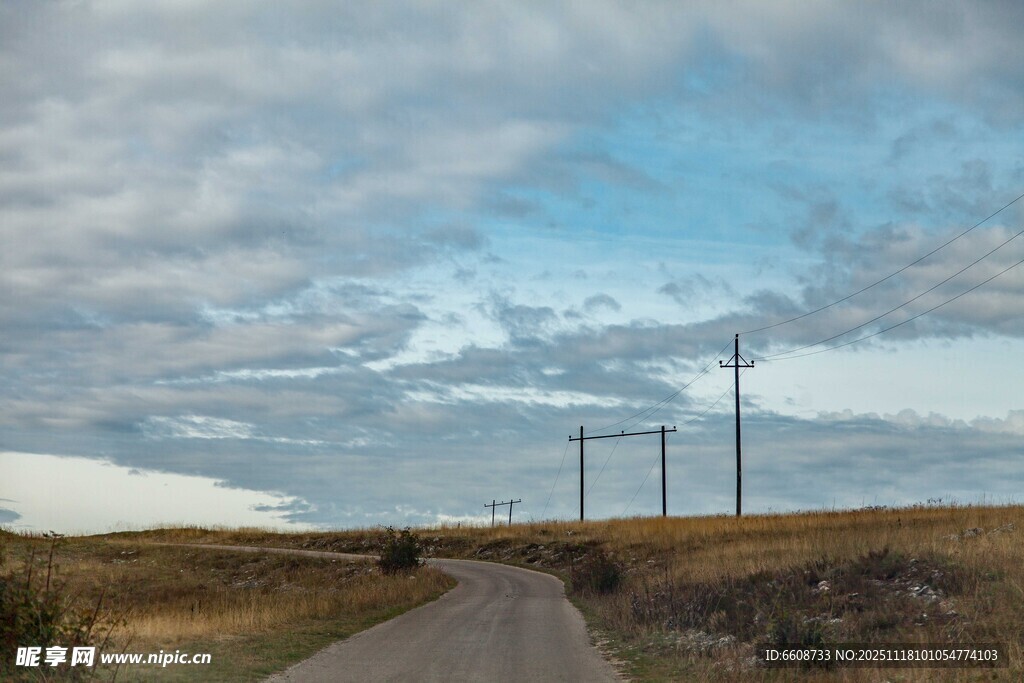 旷野中的道路与电线杆