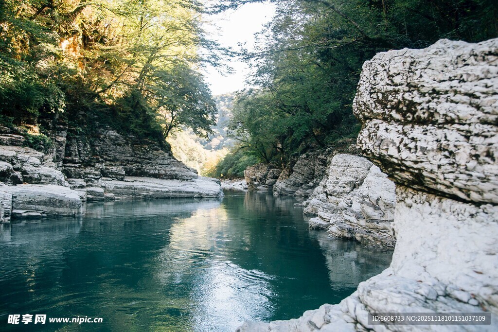 山间清澈溪流静谧美景