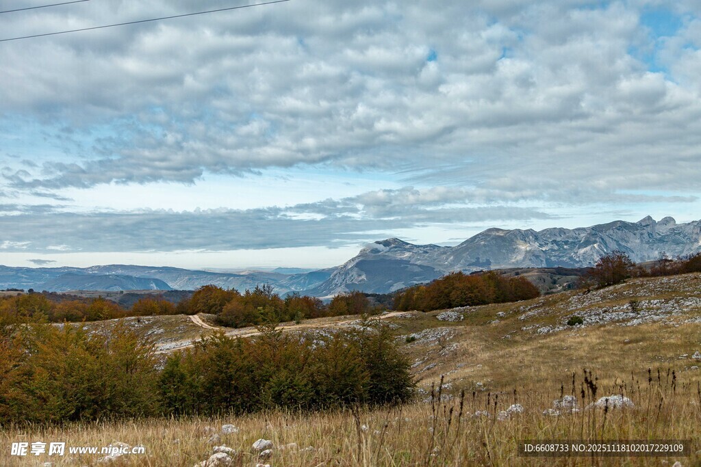 广袤山野间的壮丽风光