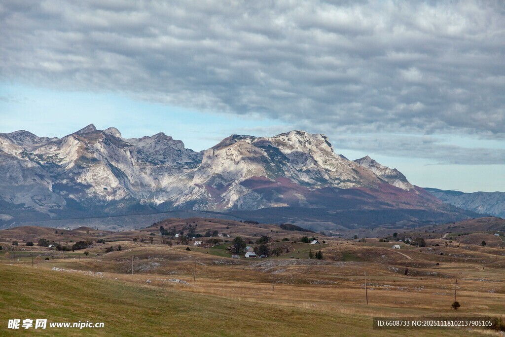 壮丽山脉与开阔原野景观