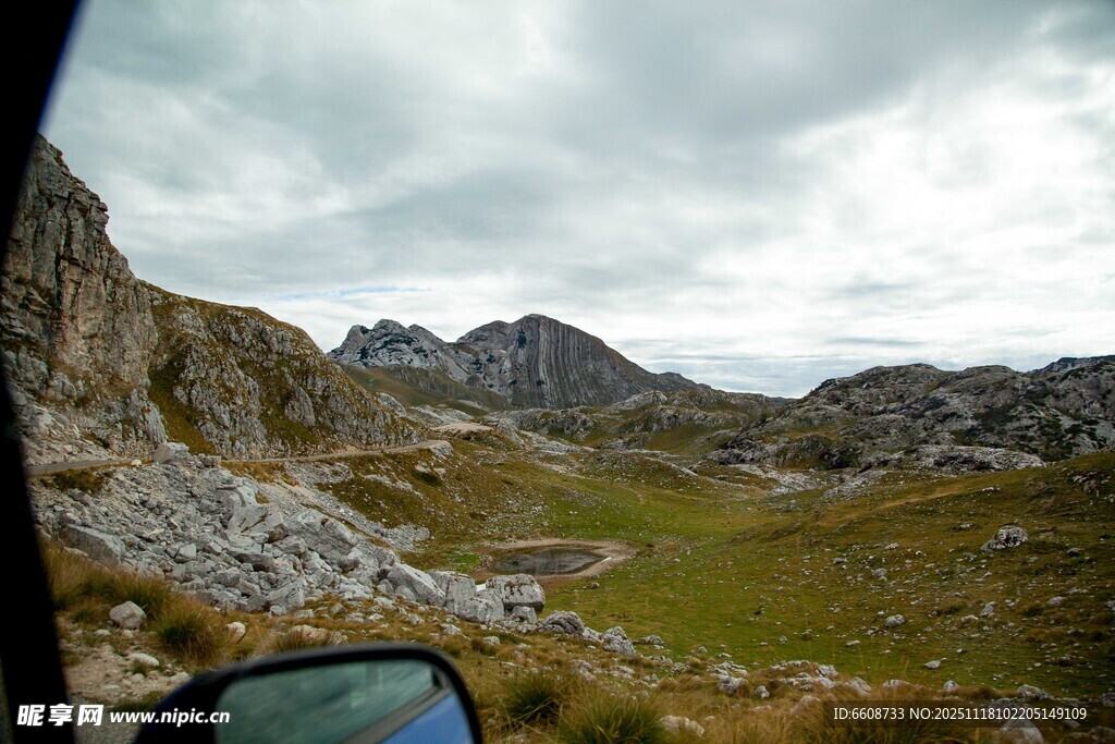 车中视角的山间美景