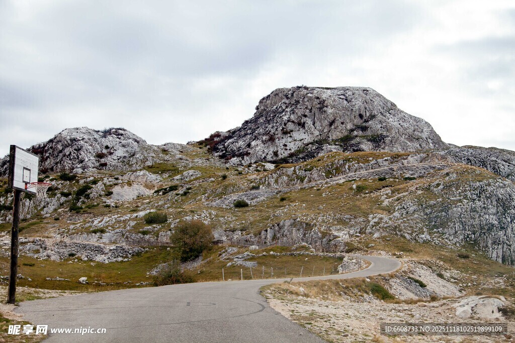 山间公路旁的嶙峋岩石