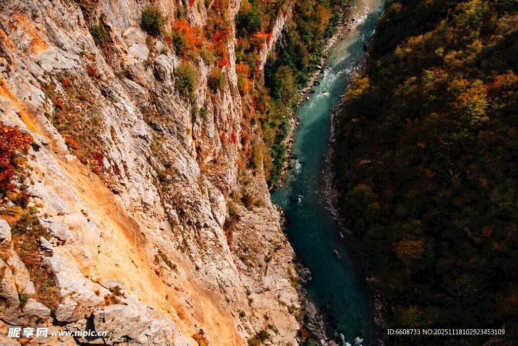 峡谷间的壮美自然景观