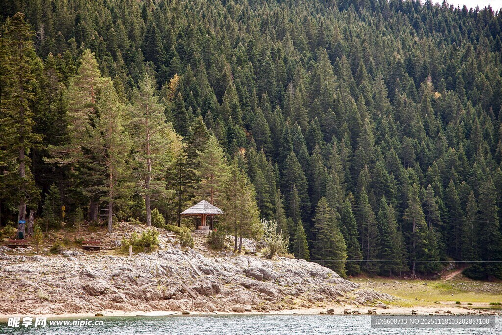 山林湖畔岩石风景图