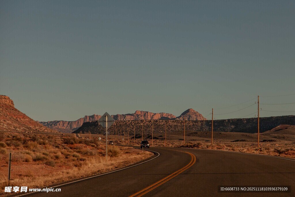 蜿蜒公路穿行于荒漠山丘