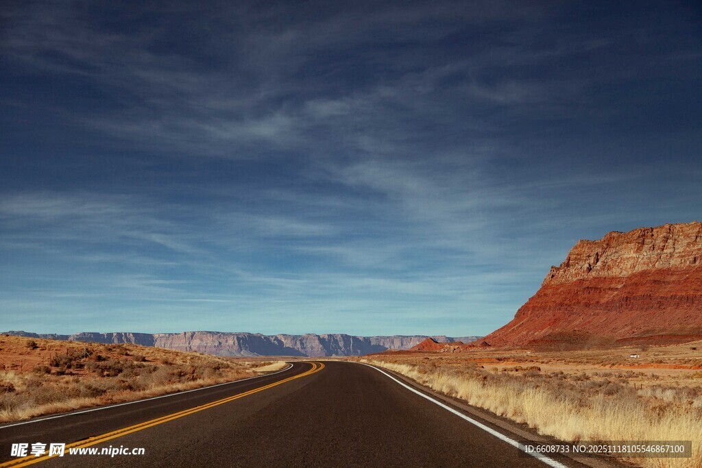 荒漠公路壮美自然风光