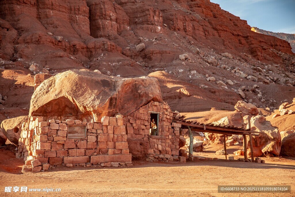 沙漠中的传统特色石屋