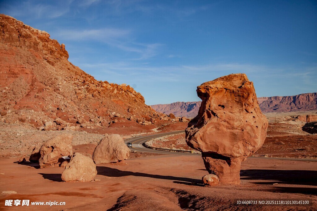 沙漠中的奇特岩石景观