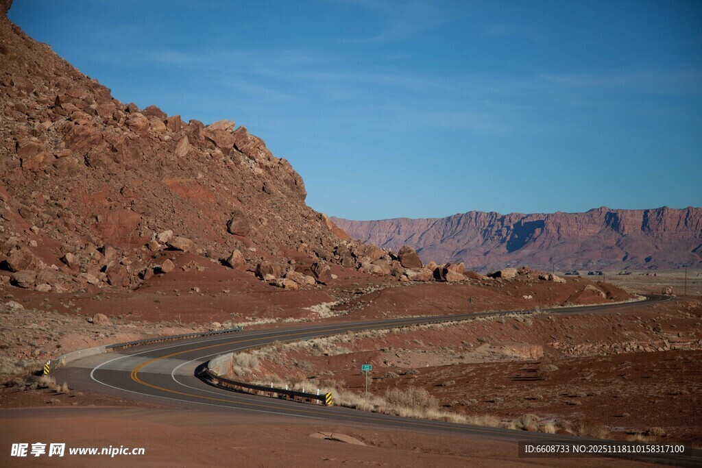 荒漠蜿蜒公路壮丽风光