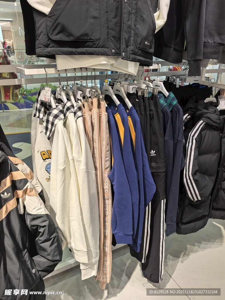 时尚衣物陈列于服装店