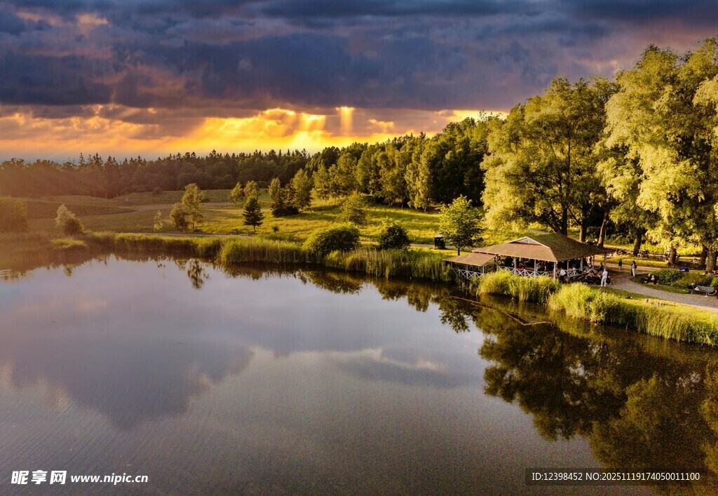 湖畔黄昏美景