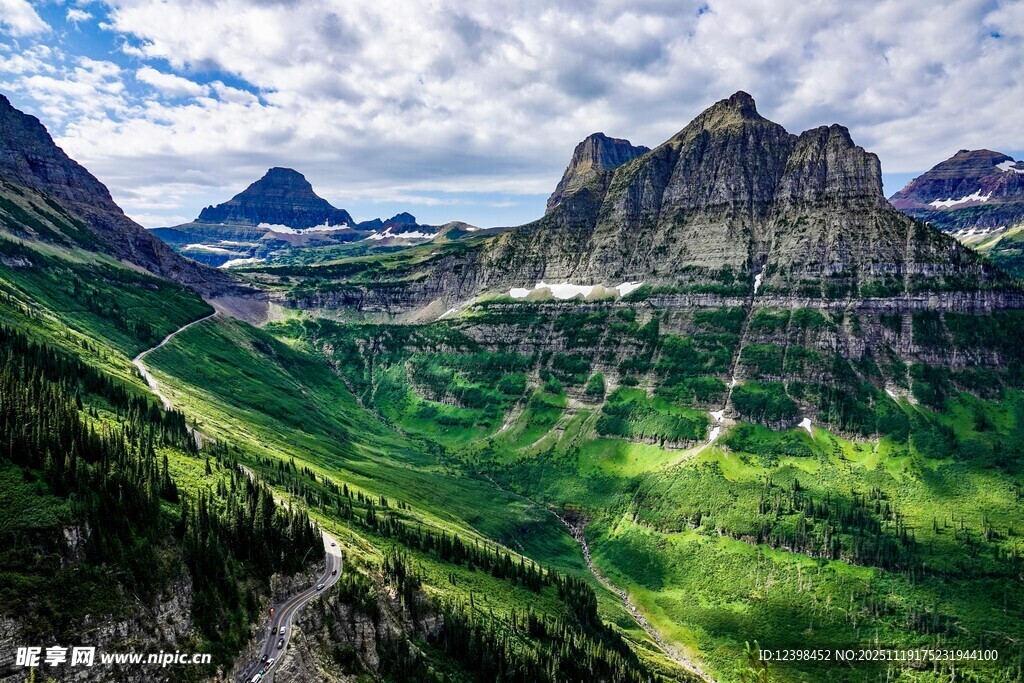 壮美山峦间的翠绿山谷