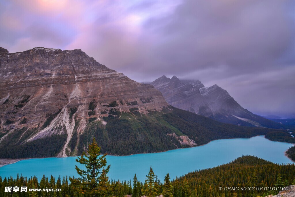 壮丽山水间的蓝湖美景