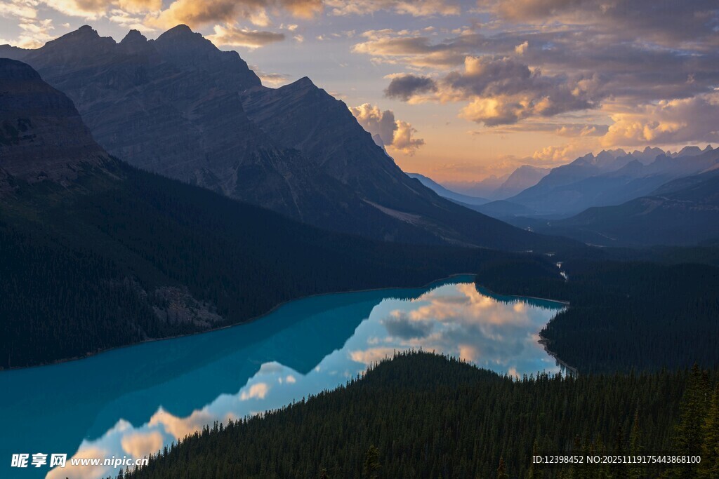壮丽山河间的蓝湖美景